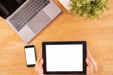 Boş monitöre metin ya da reklam eklemek için bilgisayar üstü görünümü. Elektronik ekipmanlarla birlikte üstten.