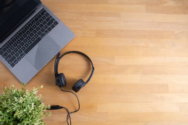 Diz üstü bilgisayar klavyesinde müşteriye oturum cevabı için VOIP kulaklığı olan çağrı merkezi ve müşteri hizmetleri desteği. Kopya alanı ile iletişim destek merkezi.