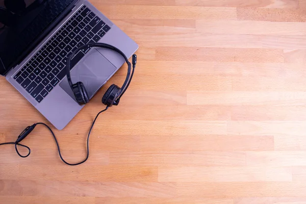 Centro Llamadas Atención Cliente Con Auriculares Voip Teclado Computadora Portátil — Foto de Stock