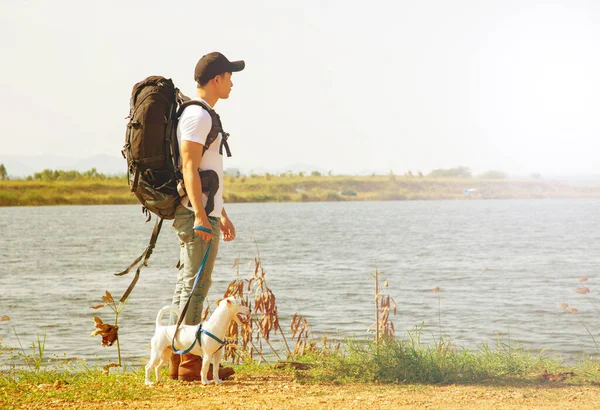 所有者と一緒に立っているジャック ラッセル犬田舎の散歩 タイの旅行者は 旅行を楽しみにして彼のペットと一緒にお楽しみくださいスタンド — ストック写真