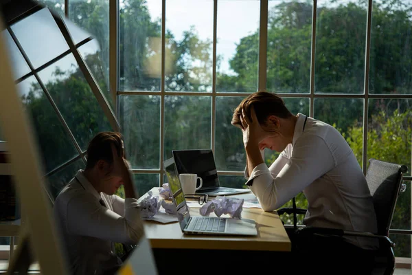 Αγχωμένος Και Ανήσυχος Για Έργο Και Δουλειά Του Στο Γραφείο — Φωτογραφία Αρχείου