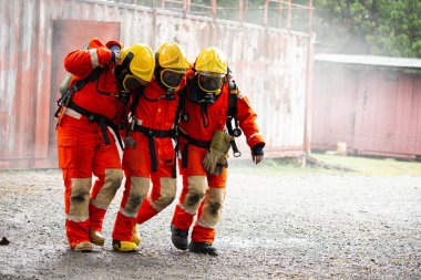 İtfaiye ekibi, tehlikeli bölgede kaza üstüne kaza sonucu arkadaşa destek veriyor. Koruma ve destek birlikte. İşbirliği birliği birliği ekip çalışması konsepti..