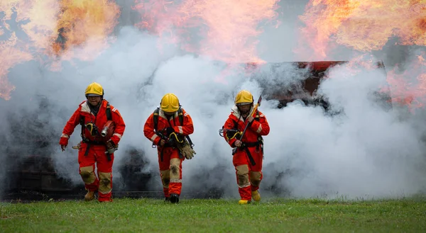 Brandweerteam Bereiden Apparatuur Voor Actie Schade Explosie Brand Rook Beschermen — Stockfoto