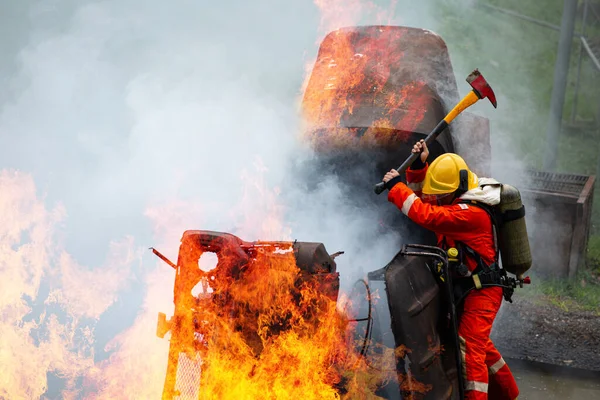 Пожарный Использует Топор Рубки Поврежденного Бензовоза Пожарный Помогает Людям Опасного — стоковое фото