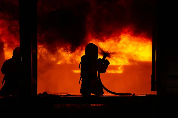 Equipe Operação Bombeiros Usando Água Para Reduzir Aspersor Fogo Destruição — Fotografia de Stock