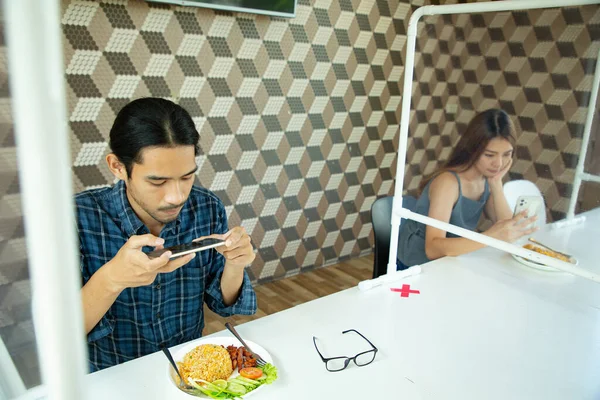 Client Asiatique Utilisant Smartphone Pour Prendre Des Photos Déjeuner Nourriture — Photo