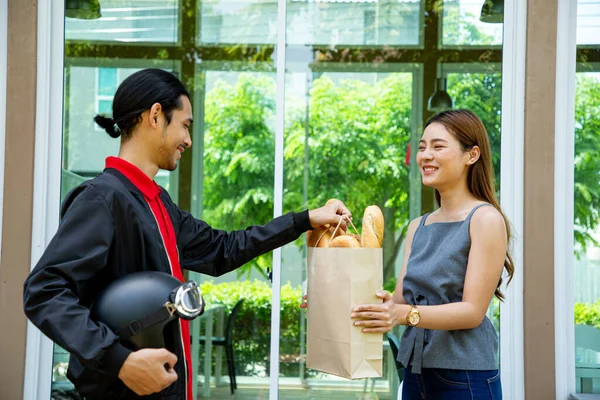 Hombre Asiático Viene Llevar Comida Entrega Hombre Recoger Panes Restaurante —  Fotos de Stock