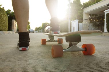 Sokakta kaykaylı adamın en alt tabakası. Açık hava ekstrem spor.