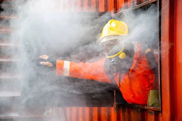 Brandman Med Orange Färg Enhetligt Öppet Fönster För Att Släppa — Stockfoto
