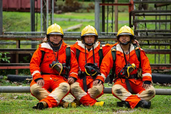 Brandmanskap Som Sitter Med Uniformerad Säkerhetsdräkt Brandbekämpningsproffs Brandmansmänniskor — Stockfoto