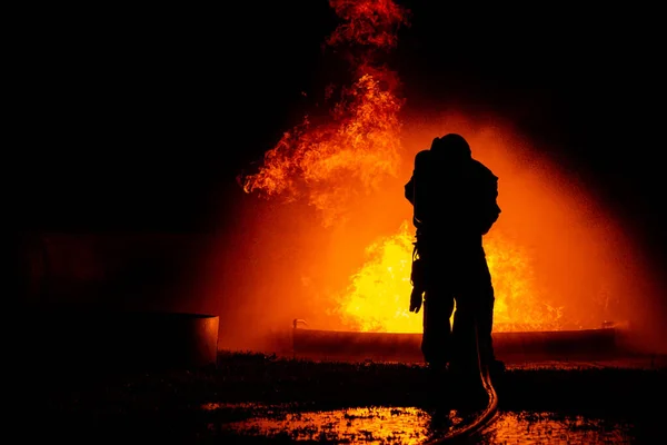 Brandman Använder Vatten För Att Minska Brandsprinklern Destruktion Med Brandsläckare — Stockfoto
