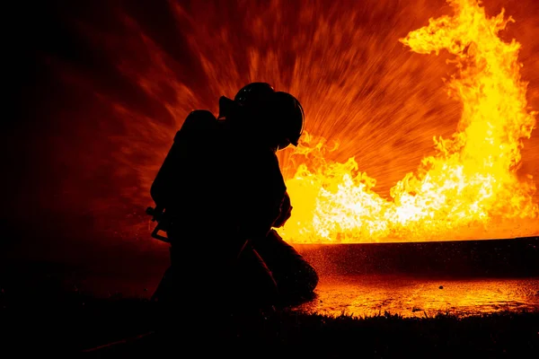 Brandman Använder Vatten För Att Minska Brandsprinklern Destruktion Med Brandsläckare — Stockfoto