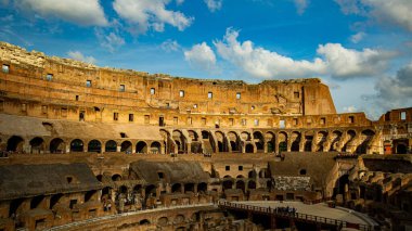 Roma Colosseo mavi gökyüzü ile İtalya 'nın simgesi. Çalışma tarihi. Kolezyum mimarisi. 