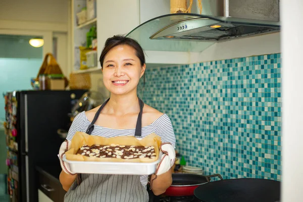 Femme Chinoise Tenant Brownies Frais Chocolat Après Cuisson Food Asian — Photo