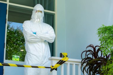 PPE sağlık ekibi önleyici koronavirüs için kısıtlama ve kapatma alanı kullanıyor. Karantina için yapılan iş bittikten sonra koruma devam ediyor. Kontrol ve tecrit için salgını.