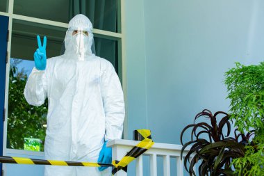 PPE sağlık ekibi önleyici koronavirüs için kısıtlama ve kapatma alanı kullanıyor. Karantina için yapılan iş bittikten sonra koruma devam ediyor. Kontrol ve tecrit için salgını.