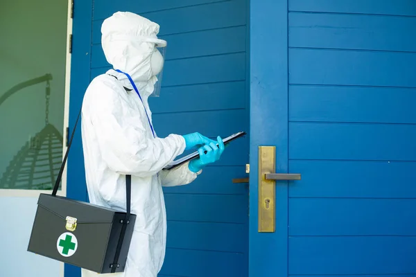 Personalens Medicinska Team Besöker För Att Kontrollera Patienten Coronavirus Efter — Stockfoto