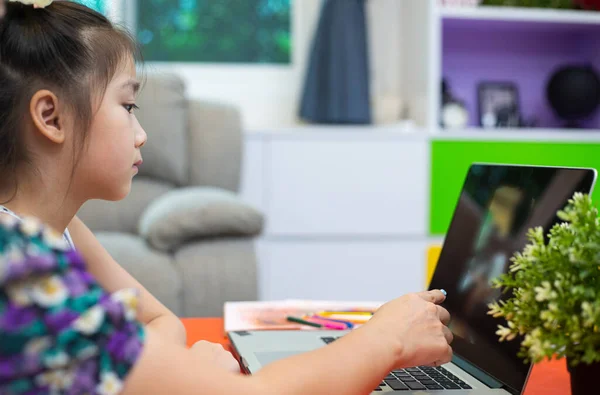 Mãe Asiática Sua Filha Usando Computador Para Estudar Line Juntos — Fotografia de Stock