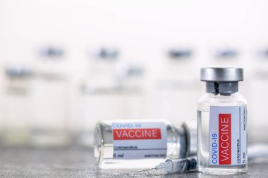 5 ml aşı şişesi. Hastaneye gönderilmek için. Koronavirüsü önlemek için insanlara enjekte edilen aşı dozu.