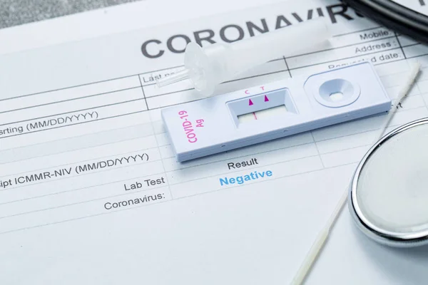 Kit Prueba Antígeno Rápido Para Comprobar Resultado Del Coronavirus Resultado Imágenes de stock libres de derechos