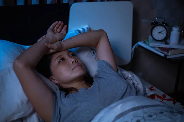 Femme Asiatique Déprimée Peut Pas Dormir Sur Lit Insomnie Syndrome Photo De Stock