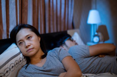 Daha sonra erkek arkadaşla kavga etmek sorun hakkında konuşamaz. Bunalımlı bir hayat ailesi. Yatak odasında kötü bir ilişki tarzı..