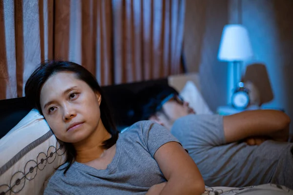 Daha sonra erkek arkadaşla kavga etmek sorun hakkında konuşamaz. Bunalımlı bir hayat ailesi. Yatak odasında kötü bir ilişki tarzı..