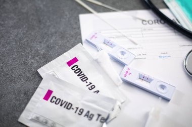  Coronavirus testi için hızlı Antijen Test kiti raporu ile negatif sonuç verdi. Covid-19 Ag geniz hızlı teste tabi. Virüs enfeksiyonunu hızlı bir şekilde kontrol ediyor..