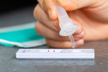 Geniz örneğini hızlı antijen test çubuğuna atın. Coronavirüs için PCR rantigen testi. Virüsü hızlı bir şekilde algılayın..