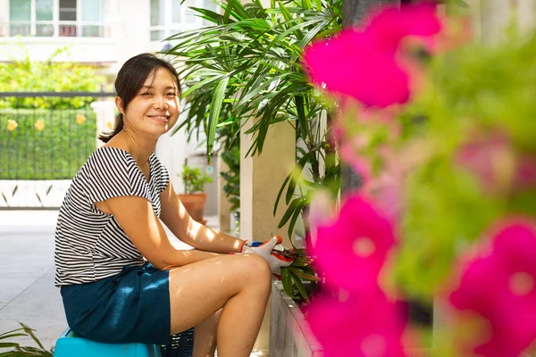 Asiatico Donna Indossare Guanti Giardino Utilizzare Potatura Cesoie Tagliare Signora — Foto Stock