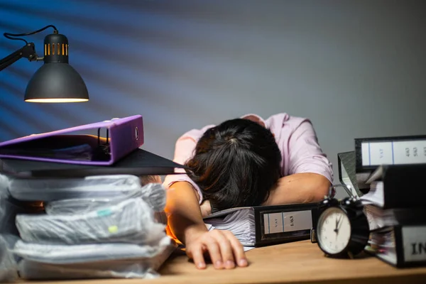 Thai Office Man Sleepy Staff Sleep Desk Finished Report Night — Fotografia de Stock