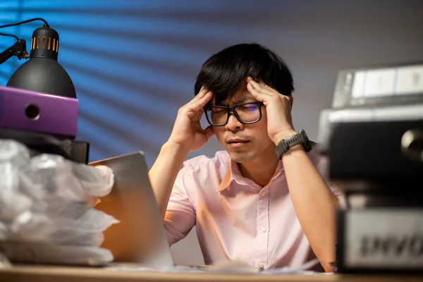 Thai Manager Man Using Hand Relax His Head Can Think — Φωτογραφία Αρχείου