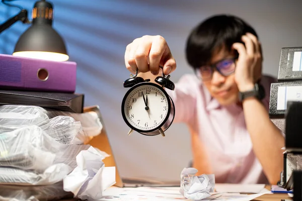 Gerente Asiático Mah Segurando Despertador Para Mostrar Horas Extras Trabalho — Fotografia de Stock