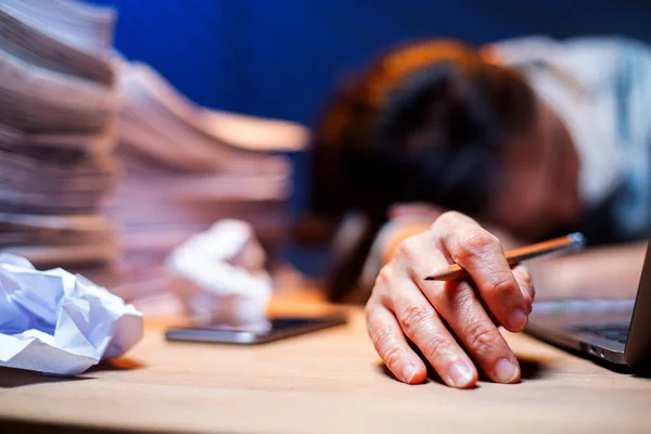 Ασιάτισσα Γυναίκα Υπερκόπωση Και Τον Ύπνο Στο Τραπέζι Μετά Αισθάνεται — Φωτογραφία Αρχείου