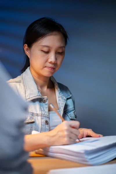 Mulher Asiática Usando Lápis Para Nota Sobre Relatório Financeiro Com — Fotografia de Stock