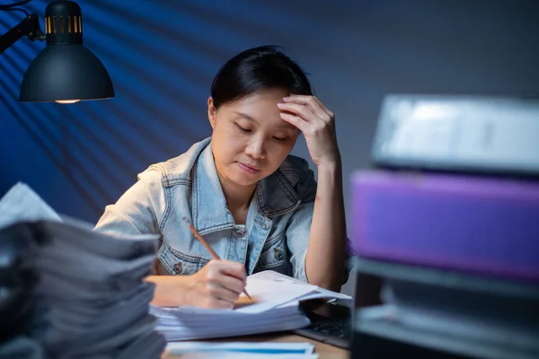 Donna Asiatica Scrivere Documenti Straordinari Notte Scadenza Lavoro Ufficio Ufficiale — Foto Stock