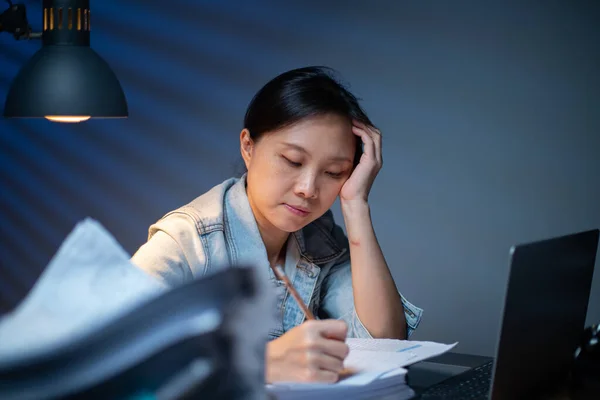 Donna Asiatica Scrivere Documenti Straordinari Notte Scadenza Lavoro Ufficio Ufficiale — Foto Stock