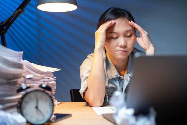 Donna Asiatica Scrivere Documenti Straordinari Notte Scadenza Lavoro Ufficio Ufficiale — Foto Stock