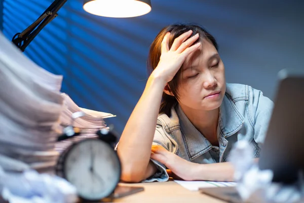 Mujer Asiática Escribiendo Documentos Horas Extras Por Noche Fecha Límite — Foto de Stock