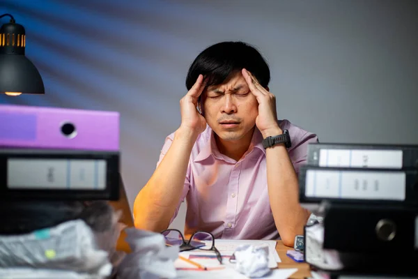 Asiatische Frau Die Nachts Überstunden Schreibt Arbeitsschluss Büro Offiziersmädchen Kopfschmerzen — Stockfoto