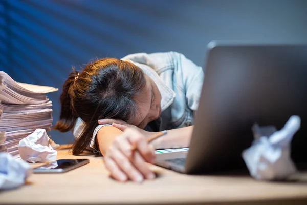 うつ病や不安 彼女のレポートを行うためのデータや解決策を見つけることができない後に寝て中国のオフィスの女の子 — ストック写真