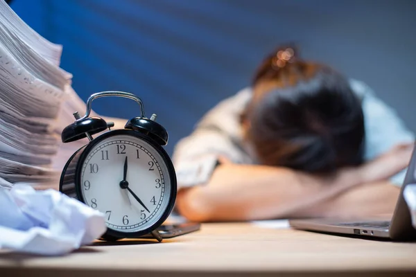 Mujer Asiática Exceso Trabajo Dormir Mesa Después Que Siente Muy —  Fotos de Stock