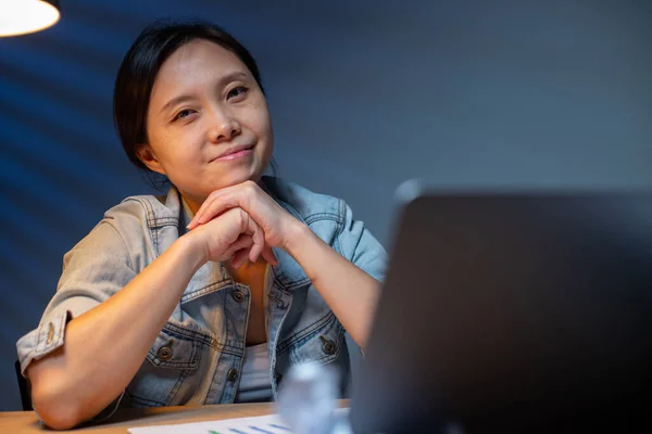 Asiatique Femme Bonheur Avec Son Travail Dans Bureau Souriant Fille — Photo