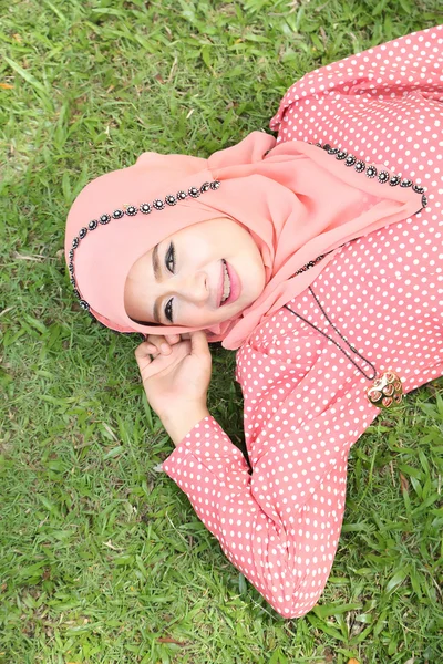 Hermosa chica musulmana hijab rosa usando moda —  Fotos de Stock