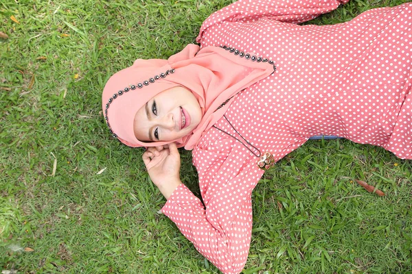 Indah muslim gadis hijab merah muda mengenakan fashion — Stok Foto