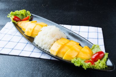 yapışkan pirinç ile mango 