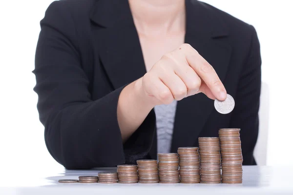 Las mujeres de negocios ponen dinero de pila de monedas —  Fotos de Stock