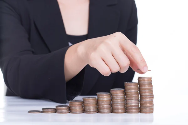 Affärskvinnor lägga mynt stack pengar — Stockfoto