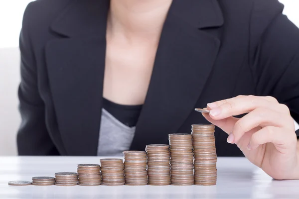 Les femmes d'affaires mettent pile de pièces d'argent — Photo