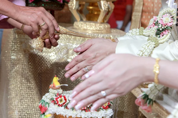 Boda de la Tailandia Cultural en durante dar agua bendita que repuesto — Foto de Stock